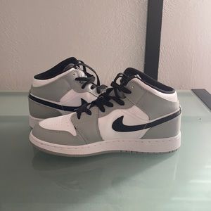 Air Jordan 1 Mid Light Smoke Grey